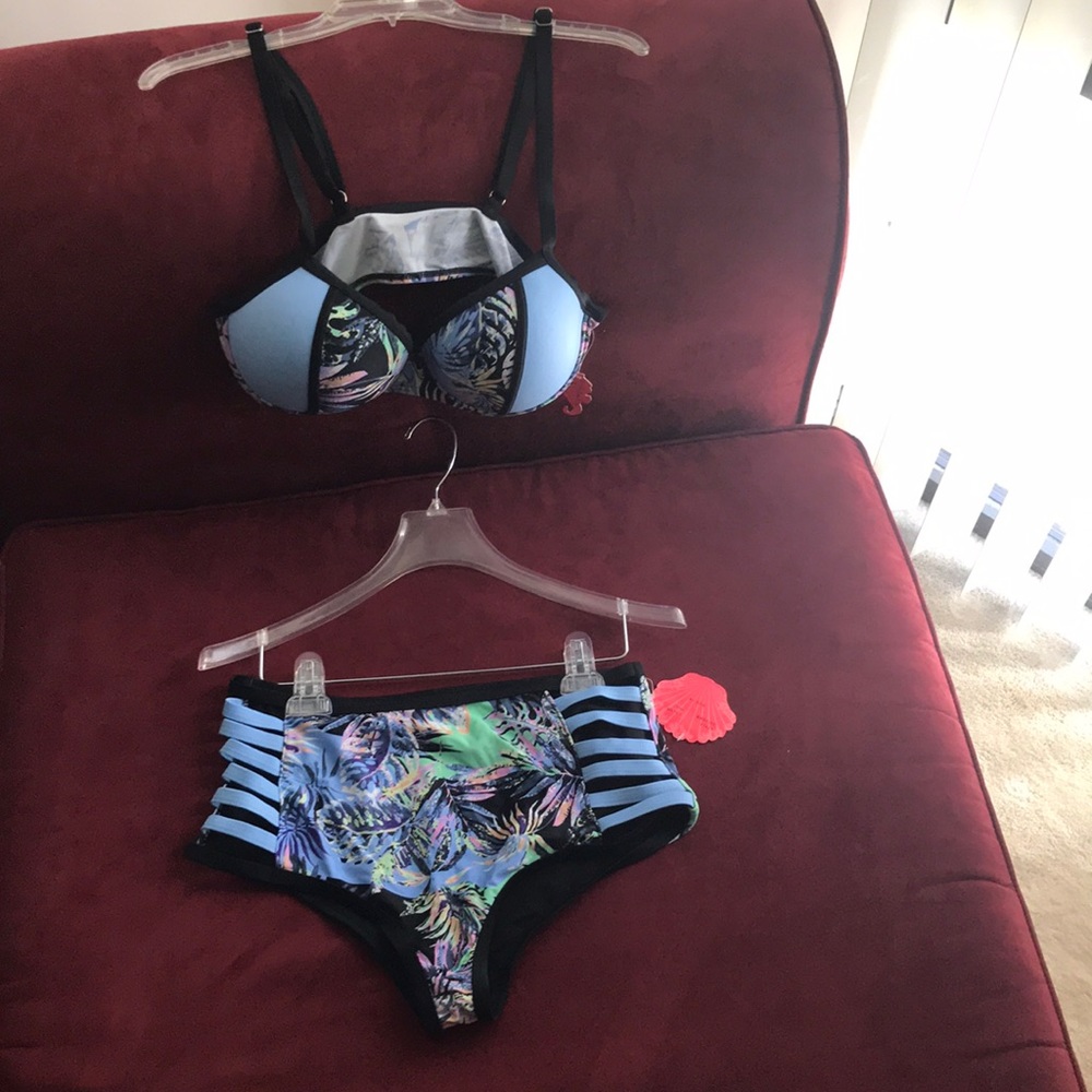 2-piece swimwear push-ups hip slits